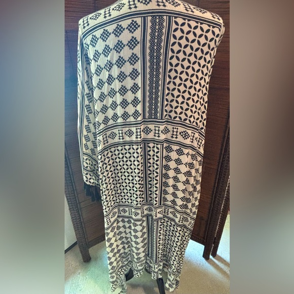 Black and Cream Patterned Long Kimono - Picture 5 of 6